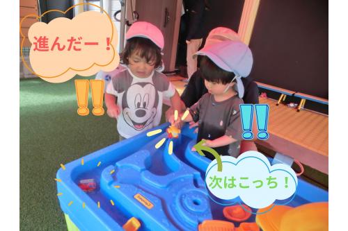 まっすぐ<span style='color:#007fff;'>ビューン</span>と進みました！<br><br><span style='color:#ff007f;'>「すっごーい！」</span><span style='color:#ff7f00;'>「はやいー」</span>と<br>大喜びの子ども達<span style='color:#007fff;'>♪</span><br>次はこっちしよ！と<br><span style='color:#00ff00;'>飛行機にホース</span>の水を当てると<br>くるくる大回転〇<br><br><span style='color:#ff007f;'>「回った！なんで～？」</span>と<br>違いにも興味を持っていました！<br><br><span style='color:#ff7f00;'>長い夏</span>もいよいよ終わり…<br>今年もたくさん水遊びやプールあそびを楽しむことが<br>できました！<br><br>秋も<span style='color:#ff007f;'>季節の遊び</span>を楽しんでいきたいと思います♪<br><br>次回のブログもお楽しみに<span style='color:#ffff00;'>★</span>