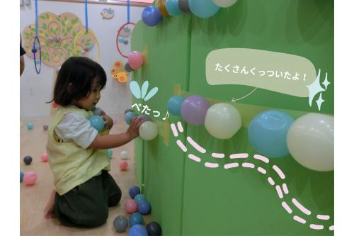 テープがついているところに<br><span style='color:#baff75;'>「ぺたっ！」</span><br>貼っていくうちに<br><span style='color:#ffb770;'>ボール</span>がきれいに並んで<br><span style='color:#ba75ff;'>くっついている様子</span>が<br><span style='color:#70b7ff;'>おもしろいですよね♪</span><br><br>子どもたちも<span style='color:#75baff;'>夢中</span>になって<br>遊んでいました！<br>