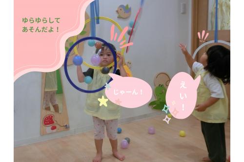 いつもはボールプールにして<br>遊ぶ<span style='color:#ffb56b;'>カラーボール</span>ですが<br><br><span style='color:#ffba75;'>いつもと同じ玩具</span>でも<br>遊び方を変えるだけで<br>違った雰囲気で<br><span style='color:#b770ff;'>夢中になって遊ぶことができました(^^)/</span><br><br><span style='color:#75ffba;'>次回のブログもお楽しみに♪</span>
