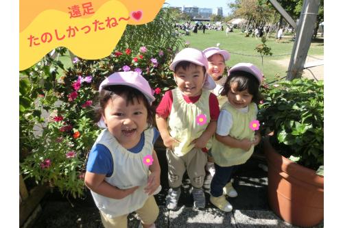 <span style='color:#7f00ff;'>「たのしかった～！」</span><span style='color:#ff007f;'>「また、行こうね」</span>と<br><span style='color:#0000ff;'>帰りのバス</span>でもお話ししていた子どもたち。<br><br><span style='color:#00ff00;'>楽しい思い出</span>がたくさんできて、帰ってきてからも<br><span style='color:#ff007f;'>「ボールいっぱいあったね」</span><span style='color:#00ff00;'>「お外でお弁当おいしかったなぁ」</span>と<br>たくさんお話が聞こえてきます。<br><br>楽しいお話し、ぜひ写真を見返しながら<br>聞いてみてくださいね<span style='color:#007fff;'>♪</span><br>また、次回のブログもお楽しみに<span style='color:#ffff00;'>★</span>