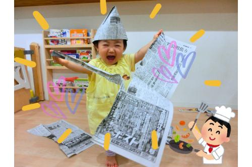 先生に<span style='color:#7affbc;'>帽子</span>を作ってもらい<br>『<span style='color:#ffbc7a;'>コックさん</span>✨』に変身！<br><br>この満面の笑み<span style='color:#ff00ff;'>❤</span><br><br>この<span style='color:#bcff7a;'>帽子</span>が気に入って…<br><span style='color:#bc7aff;'>最後</span>まで被っていました<span style='color:#7affff;'>（笑）</span>