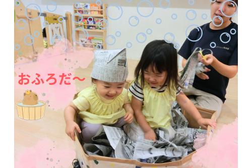 最初にちぎった<span style='color:#ffbc7a;'>新聞紙</span>は<br><span style='color:#7abcff;'>お風呂</span>に大変身<span style='color:#ff0000;'>！！</span><br><br>「<span style='color:#007fff;'>ざぶーん</span>！」と中に入ったり<br><span style='color:#ffbc7a;'>体</span>や<span style='color:#ff7abc;'>頭</span>を<span style='color:#0000ff;'>洗う</span>真似っこ<span style='color:#ff7aff;'>♪</span><br><br>これからも<span style='color:#ff7aff;'>様々な素材</span>を使って<br>遊びを楽しみたいと思います☺<br><br>次回の<span style='color:#7aff7a;'>ブログ</span>もお楽しみに<span style='color:#ffff00;'>★</span>