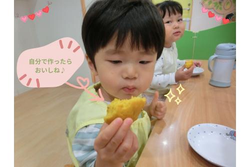 楽しみにしていた<br><span style='color:#ffba75;'>おやつの時間♪</span><br>とっても美味しそうに<br>食べていました！<br><br><span style='color:#ff6666;'>「ちょうだい～」とおかわり<br>もたくさんしていましたよ♥</span><br><span style='color:#b56bff;'>「おいしいー！」と<br>グーポーズ</span>をして<br>アピールしてくれました<span style='color:#ff47a3;'>♪</span><br><br>自分で作るとよりおいしく感じますよね<span style='color:#ff389b;'>♪</span>ぜひおうち時間で<br><span style='color:#ffa042;'>クッキング</span>してみてください<span style='color:#70ffb7;'>(^^♪</span><br><br><span style='color:#bc7aff;'>次回のブログもお楽しみに♪</span>