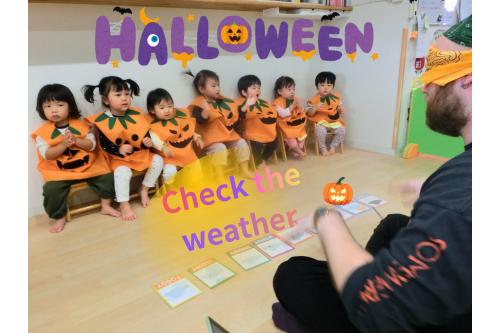 今日の英語講師は“<span style='color:#3333ff;'>ｐｉｒａｔｅ</span>”！<br>子どもたちは可愛い“<span style='color:#ff9b38;'>ｐｕｍｐｋｉｎ</span>”に仮装して<br>レッスンスタートです<span style='color:#ff3399;'>(^_-)-☆</span>