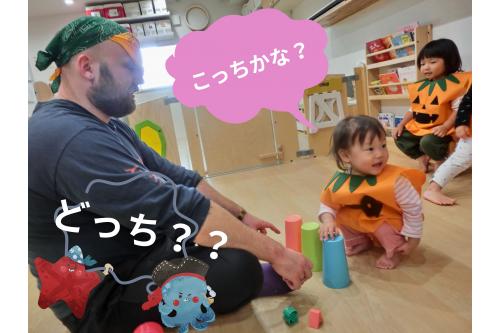 ３つあるコップのどれかに<br>自分の<span style='color:#9933ff;'>イニシャルアルファベット</span>が<br>入っています(^^♪<br><br><br><span style='color:#3399ff;'>どこかな～？？</span><br><br>単純な当てっこゲームですが<br><span style='color:#ff2dff;'>大好きな遊び</span>の一つです♪<br>