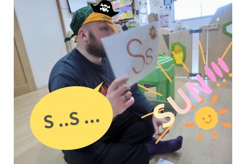 次は、<span style='color:#33ff99;'>Ｐｈｏｎｉｃｓ</span>♪<br>最初の音を聞いて、<br>単語を当てます<span style='color:#ff2893;'>(^^)/</span><br><br>歌で覚えていることもあり、<br>すぐに<span style='color:#ff9b38;'>当てています☀</span>