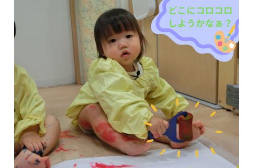 ローラーやスタンプを渡すと<br>紙だけでなく<span style='color:#00ff00;'>腕や足</span>にもコロコロ…<br><br>色がつくのをジーと見ながら<br>夢中で<span style='color:#ff007f;'>楽しんで</span>いましたよ<span style='color:#ffff00;'>★</span>