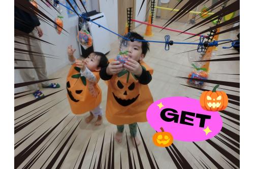 <span style='color:#ff7aff;'>②かぼちゃをキャッチ</span>！<br>