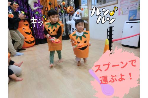 <span style='color:#ffbc7a;'>➂スプーンで運ぶ</span>！です★<s<br><br><br>ここまでは<span style='color:#ff7aff;'>うさぎチーム（２歳児）</span>と<br><span style='color:#ffbc7a;'>りすチーム（１歳児）</span>の様子を見ていただきました<span style='color:#75baff;'>(^^)</span><br><br>お次は<span style='color:#bcff7a;'>ひよこチーム（０歳児）</span>です<span style='color:#ff7a7a;'>♪</span>