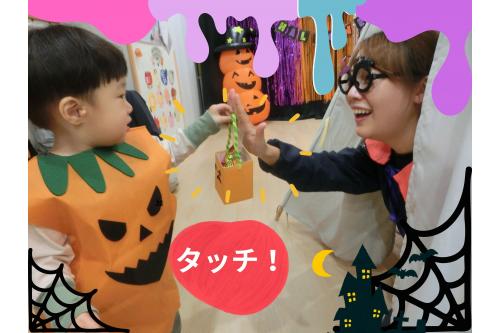 ゲームが終わったら…<br><span style='color:#ff7abc;'>魔女の家</span>が出現<span style='color:#ffbc7a;'>！！</span><br>一人ずつ「<span style='color:#bc7aff;'>トリックオアトリート、お菓子くれなきゃいたずらしちゃうぞ！</span>」<br>と<span style='color:#ff7abc;'>魔女の家</span>を訪れて<span style='color:#7aff7a;'>お菓子</span>をもらいました<span style='color:#7affff;'>(*^^*)</span>