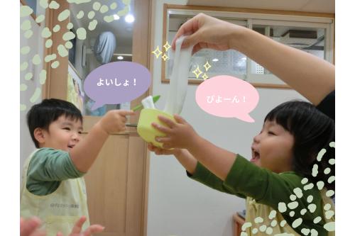 今回は普通のスライムではなく、<br><span style='color:#75ffba;'>シェービングフォーム</span>を加えて<br><span style='color:#ff70ff;'>ふわふわ伸びるスライム</span>が完成しました！<br><br>伸びる様子に<br>大興奮の子どもたち<span style='color:#ff75ff;'>(^^♪</span><br><span style='color:;'>「わーー！」<br></span>と<span style='color:#ffba75;'>いいリアクション</span>を見せてくれました<span style='color:#b7ff70;'>♪</span>