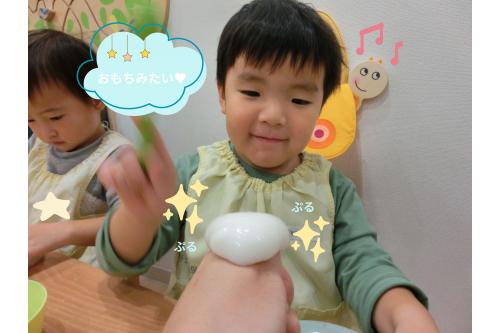 <span style='color:#7070ff;'>こねこね</span>して<br><span style='color:#ffb770;'>パン屋さん</span>になったり<br>丸めてお<span style='color:#70ffb7;'>団子屋さん</span>になったり<br><br><span style='color:#ff70ff;'>いろんな想像</span>が膨らんで<br>楽しむことができました<span style='color:#75baff;'>(*^^*)</span><br><br>次回は<span style='color:#ff70b7;'>色を付けて</span>さらに<br><span style='color:#70b7ff;'>楽しい想像</span>ができるように<br>遊びたいと思います<span style='color:#7575ff;'>♪</span><br><br><span style='color:#b770ff;'>次回のブログもお楽しみに♪</span>