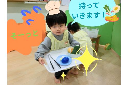 今日の<span style='color:#ff7abc;'>ごっこ遊び</span>は「<span style='color:#ff7aff;'>お店屋さん</span>」が<span style='color:#ffbc7a;'>テーマ</span>です！<br><br><span style='color:#7abcff;'>お客さん</span>、<span style='color:#bc7aff;'>料理人</span>、<span style='color:#7affff;'>料理を運ぶ人</span>…。<br>子どもたちは<span style='color:#7aff7a;'>様々な役</span>になりきって<br>楽しみました<span style='color:#ff7a7a;'>(^^♪</span><br><br>こちらは…<span style='color:#7a7aff;'>料理</span>を<span style='color:#7abcff;'>落とさないよう</span>に<span style='color:#7abcff;'>運ぶ</span>様子です<span style='color:#ffbc7a;'>！</span><br><span style='color:#ff7aff;'>無事に運ぶこと</span>ができるのでしょうか<span style='color:#ffff7a;'>？？</span>