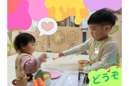 この<span style='color:#bc7aff;'>二人</span>は…<span style='color:#ff7a7a;'>！！</span><br>さっきまで<span style='color:#ffbc7a;'>料理</span>を作っていた<span style='color:#7aff7a;'>二人</span>ですね✨<br><br>ここで<span style='color:#7affbc;'>ご飯</span>を食べているということは<br><span style='color:#7abcff;'>自分たちの分</span>をつくっていたのかな？<span style='color:#bcff7a;'>（笑）</span>