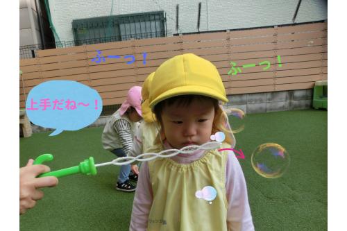 自分たちで<span style='color:#ff7f00;'>しゃぼん玉作り</span>にも挑戦。<br><br><span style='color:#7f00ff;'>ふーっと吹くとき</span>は真剣な表情を見せてくれました！<br><br>少しずつ<span style='color:#007fff;'>コツを掴んで</span>嬉しそうにしていました<span style='color:#ff007f;'>(*^^*)</span>