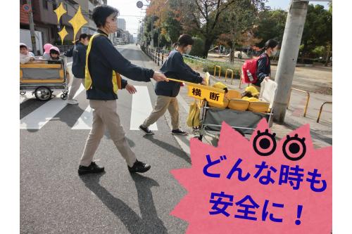 <span style='color:#ff7abc;'>監視員</span>は<span style='color:#ff7aff;'>どんな時</span>も<br>「<span style='color:#bc7aff;'>危険</span>がないか」<span style='color:#ffbc7a;'>視野を広く</span>持ち、<br>子どもたちが<span style='color:#7affbc;'>安全</span>に<span style='color:#ff7abc;'>避難</span>できるように<br>行っています<span style='color:#7a7aff;'>！！</span>