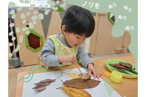 <span style='color:#ff28ff;'>ノリ</span>でペタ！<br><br>ノリを塗るのも<br><span style='color:#28ff28;'>指</span>を使ったり<br><span style='color:#ff2dff;'>筆</span>を使ったり<br><span style='color:#ff2d2d;'>一回量を調節しながら</span><br>塗っている様子がありましたよ♡<br>