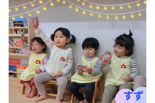 すずは<span style='color:#ff007f;'>シャラララ</span>と鳴らすだけでなく<br>すずをもっている反対の手で<br><span style='color:#00ff00;'>トントンと叩いて</span>鳴らすと<br><span style='color:#ff7f00;'>「いつもと違う音が鳴る！」</span>と新しい発見を教えてくれました<span style='color:#00ffff;'>♪</span>