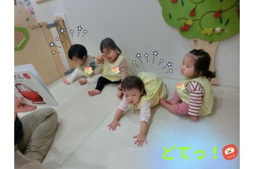 絵本読むよ～！と伝えると上手に<br><span style='color:#ff7f00;'>壁を背に座ってくれる</span>子どもたち<span style='color:#ff007f;'>♡</span><br>最近のお気に入りは<span style='color:#00ff00;'>「だるまさん」</span>シリーズ！<br>今回は<span style='color:#ff007f;'>「だるまさんが」</span>を読みました。<br><br>絵本の中のだるまさんの真似をして<span style='color:#007fff;'>「どてっ」</span>としたり…<br>