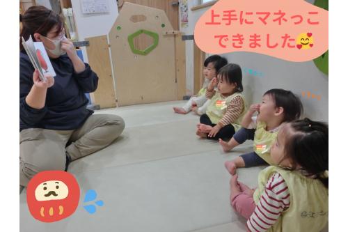 <span style='color:#ff007f;'>鼻を抑えたり！</span><br>絵本や先生の<span style='color:#ff7f00;'>まねっこ</span>がとっても<br>上手にできるようになってきました<span style='color:#ffff00;'>★</span>
