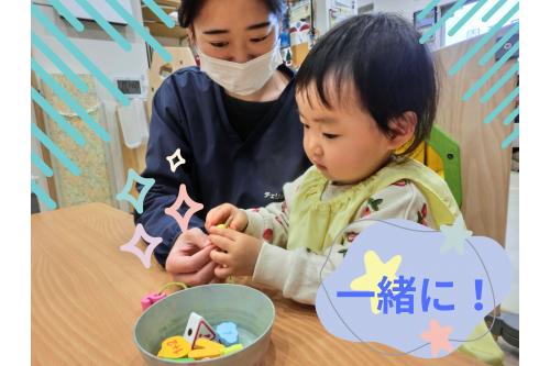 <span style='color:#7abcff;'>最初</span>は難しくて<br><span style='color:#ffbc7a;'>先生</span>と<span style='color:#bc7aff;'>一緒に挑戦</span>した<span style='color:#ff7aff;'>お友達</span>も…<br>