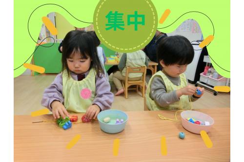 今回は「<span style='color:#ff7aff;'>ここに通すの？</span>」「<span style='color:#bc7aff;'>…（真剣！）</span>」<br>など<span style='color:#ffbc7a;'>ひも通し</span>に<span style='color:#7abcff;'>興味津々</span>で<br><span style='color:#bcff7a;'>一人で挑戦</span>する様子が見られました✨<br>