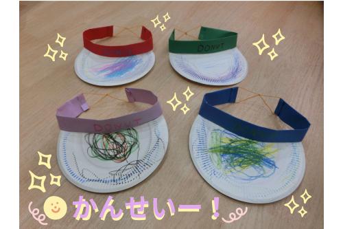 まずは、<span style='color:#ffbf7f;'>ドーナツ作り♪</span><br>ドーナツ型の段ボールに<br><br><br><span style='color:#ff7f7f;'>「チョコレートと…」</span>と味を想像したり<br>トッピングを乗せて<br><span style='color:#ffbf7f;'>オリジナルのドーナツ</span>をたくさん作りました♡<br><br><br>そして<span style='color:#7f7fff;'>店員さんのサンバイザー作り</span><br>準備ばっちりです(*^^*)<br>