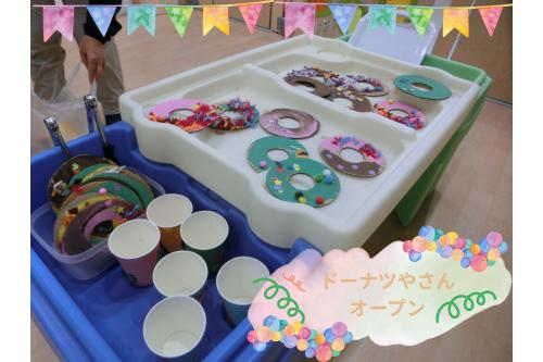 <span style='color:#ff7fff;'>ドーナツ屋さんごっこ当日♪</span><br><span style='color:#7fff7f;'>おいしそうなドーナツ</span>が<br>たくさん並びました！<br><br>子どもたちも<span style='color:#7fffff;'>目をキラキラ</span>させて…<br>