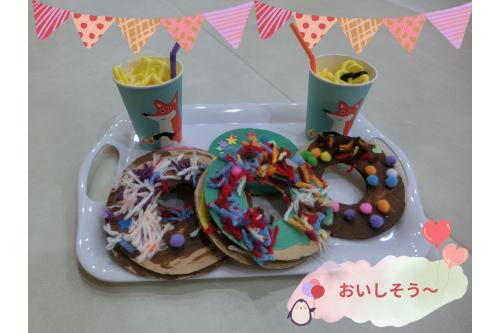 <span style='color:#7fff7f;'>「いただきまーす！」</span><span style='color:#ff7fff;'><br><br>気前のいい店員さん</span>が<br>ドーナツをたくさんおまけしてくれました<span style='color:#bf7fff;'>(^^♪</span><br>タッパーに入れて<span style='color:#bf7fff;'>デリバリー</span>を<br>する店員さんがいたり、<br><br><span style='color:#bf7fff;'>ドーナツの補充</span>に一生懸命な店員さんがいたり<br>お店屋さんでも<span style='color:#ff7fff;'>遊び方</span>に<span style='color:#7fbfff;'>個性</span>が出て<br><span style='color:#ffbf7f;'>楽しいですよね♡</span>