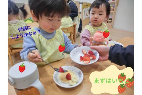 無事に焼けると<span style='color:#7f00ff;'>自分でトッピング！</span><br>まずはいちごを自分で掬って…<br><br><span style='color:#00ff00;'>何個にしようかなぁ？</span>といいつつ<br>お友だちの分も考えて入れることができました！<br>