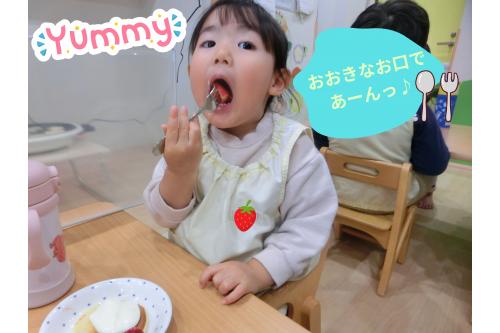 <span style='color:#00ff00;'>大きなお口で食べる</span>姿も<br>見せてくれました！<br><br>いつも読んでいる<span style='color:#00ff00;'>絵本の内容</span>を<br>実際に経験することができて<br><span style='color:#ff007f;'>「またしたい！」</span><span style='color:#007fff;'>「次は何作ろっかなぁ？」</span>と<br>とても楽しんでもらえたようです<span style='color:#007fff;'>♪</span><br>次は何を作ろうかなぁ？お楽しみに<span style='color:#ffff00;'>★</span>