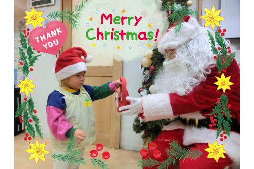 <span style='color:#33ff33;'>「Merry Christmas!!」</span><br><br>みんなにも１つずつ<br><span style='color:#ff2dff;'>プレゼント</span>がありました<span style='color:#ff2391;'>(^^)/<br></span><br><span style='color:#ff9933;'>ドキドキ</span>しながら<br>受け取る姿が<span style='color:#ff2391;'>可愛い♡</span>