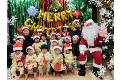 <span style='color:#ff2391;'>あわてんぼうのサンタクロース</span>と<br>お手伝いをした<span style='color:#ff23ff;'>小さなサンタ達♡</span><br><br>最後は<span style='color:#ff962d;'>みんな</span>で<br><span style='color:#2828ff;'>「はい、チーズ！！」</span><br>楽しい<span style='color:#2dff2d;'>クリスマス会</span>に<br>なりました<span style='color:#2d96ff;'>(#^.^#)</span><br><br>今年も<br><span style='color:#ff23ff;'>チェリッシュ保育園</span>に関心を寄せていただき<br>ありがとうございました♬<br><br><br><span style='color:#389bff;'>年末</span><span style='color:#ff2391;'>年始</span>は冷えるそうです。<br>みなさん<span style='color:#ff9b38;'>  お体を大事に</span><span style='color:#33ff33;'>  <br>  良いお年</span>を<span style='color:#ff2893;'>お迎えくださいねm(__)m</span>