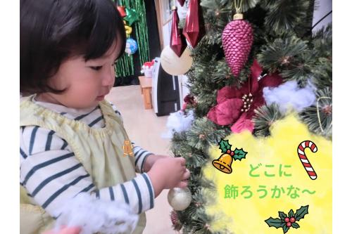 最初は、みんなで<br><span style='color:#ff1414;'>クリスマス</span><span style='color:#2dff2d;'>ツリー</span>の飾り付け<span style='color:#ff23ff;'>(^^♪</span><br><br>空いている場所を<span style='color:#9123ff;'>見つけて</span>上手に<span style='color:#2d96ff;'>付けています</span><span style='color:#ff2828;'>♡</span>