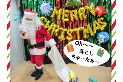 ツリーを飾り付けて<br><span style='color:#ff198c;'>『あわてんぼうのサンタクロース』</span>を<br>歌っていると・・・<br><br><br>～<span style='color:#7fff7f;'><span style='color:#ff7fbf;'>リン</span></span>♬<span style='color:#7fff7f;'>リン</span>♬<span style='color:#bf7fff;'>リン</span>♬～<br><br><br>本当に<br><span style='color:#ff2391;'>あわてんぼうのサンタクロース</span>が<br>やってきました<span style='color:#ff9933;'>（笑）</span>