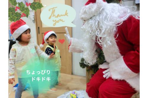 「みんなで<span style='color:#ff9328;'>小さなサンタ</span>になろう！」<br>「<span style='color:#2dff2d;'>お手伝い</span>、してあげる！！」<br><br><br>と、<span style='color:#ff2391;'>サンタ帽子</span>をかぶって<br>プレゼント集め<span style='color:#2893ff;'>(^_-)-☆</span><br><br><span style='color:#2828ff;'>大きな袋</span>に<br>優しく詰めたり手渡したり<span style='color:#ff23ff;'>♡</span><br><br>緊張しながらも<br><span style='color:#ff2391;'>サンタさん</span>と<span style='color:#ff962d;'>スキンシップ</span>をとる姿が<br>ありました<span style='color:#23ff23;'>( *´艸｀)</span>