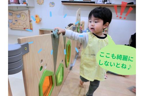 「<span style='color:#ff7a7a;'>今日はお部屋の中をきれいにするよ～♪</span>」と<br>子どもたちに伝えると<br>「<span style='color:#ff47ff;'>おそうじする～</span>」「<span style='color:#7affbc;'>きれいになるかな？</span>」と<br>興味津々<span style='color:#ffbc7a;'>！！</span>