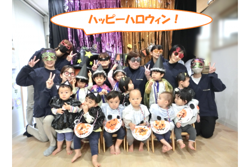 みんなで仮装をして<br>ゲームに、お菓子交換に<br><span style='color:#ffba75;'>ハロウィン</span>の時間を<br>楽しみました<span style='color:#ba75ff;'>(^^♪</span><br><br>仮装もばっちり!みんなで<br><span style='color:#ff75ba;'>「はいチーズ!」</span><br><br><span style='color:#ffba75;'>ハロウィン</span>の雰囲気いっぱい<br>のお部屋で過ごすことができました<span style='color:#ba75ff;'>♪</span><br><br><span style='color:#ba75ff;'>次回のブログもお楽しみに★</span>