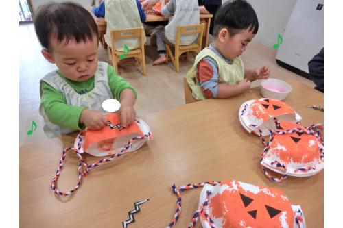 <span style='color:#70ff70;'>りすチーム(1歳児)</span>は<br>自分でできるようになってきて<br>集中した様子で<span style='color:#b7ff70;'>ぺたぺた</span>貼ること楽しみました<span style='color:#ff75ff;'>(*^^*)</span>