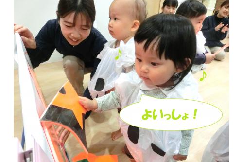 そしてお楽しみにしていた<span style='color:#ba75ff;'>ハロウィンゲーム</span>は<br><br><span style='color:#ffba75;'>巨大ジャックオーランタンパズル</span>に挑戦!<br><br>全部で12ピースあるパズルを1人一つはめて<br><span style='color:#ff7575;'>みんなで完成させるパズル</span>です<span style='color:#ff75ff;'>(*^^*)</span><br>みんなで力を合わせて完成することはできるでしょうか?<br>
